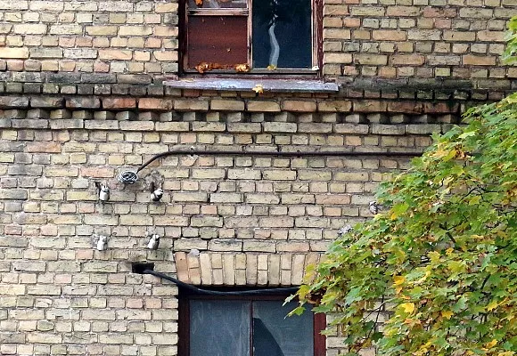 Владелец обрушившегося дома на ул. Лачплеша предлагает некоторым арендаторам по 1000 евро