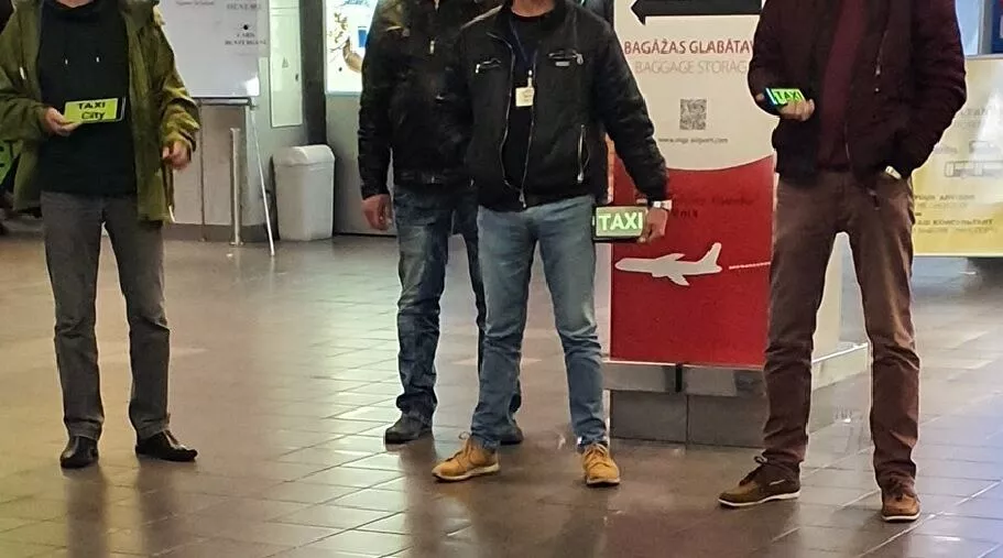 Бомбилы пасут жертв прямо в зале прилёта аэропорта. «Когда там наведут порядок?» — возмущаются рижане