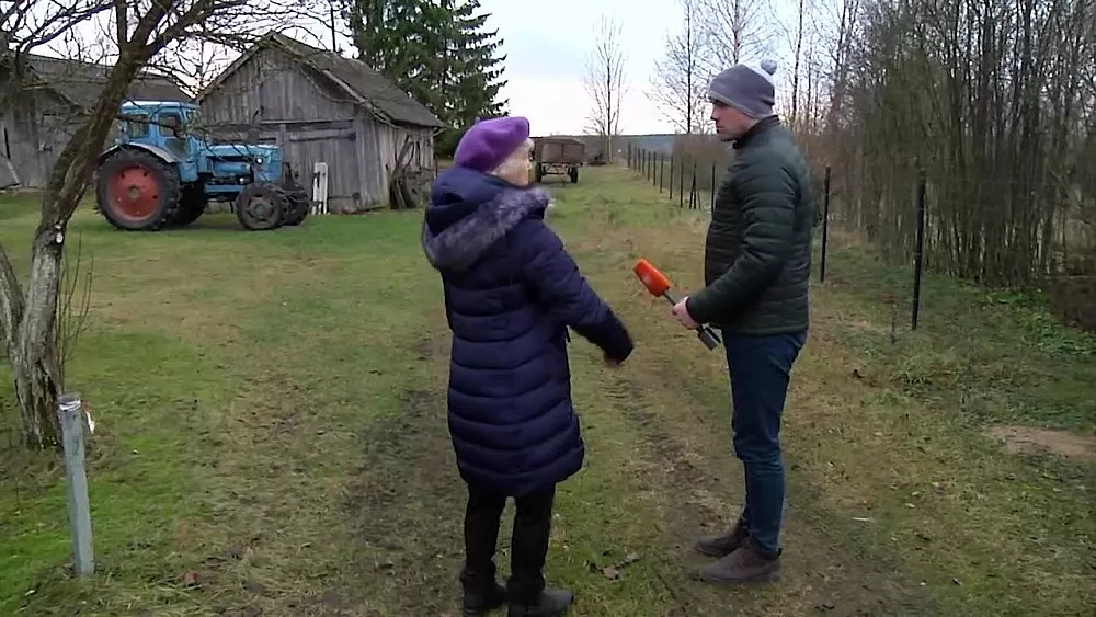«Запрет наложили на всю технику!» Полиция наказала пенсионерку за оставленные во дворе ее дома машины