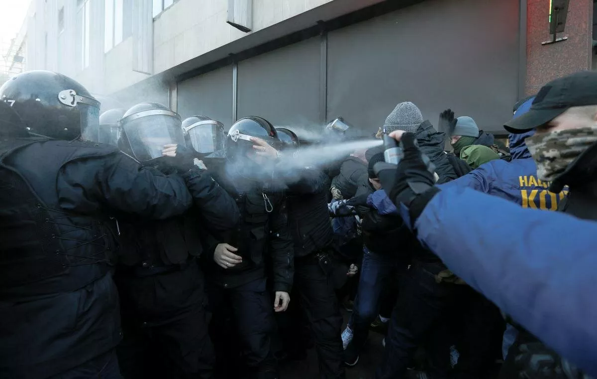 В Киеве противники «распродажи Украины» атаковали полицейских перцовым газом