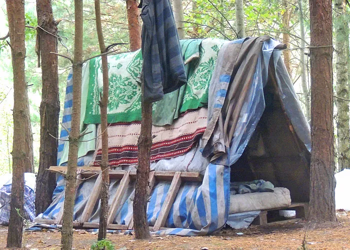 «В приюте можно заразиться вшами»: супружеская пара уже 3 года живет в палатке (ВИДЕО)