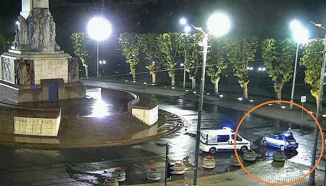 Перепила: дама за рулем не заметила памятник Свободы (ВИДЕО)