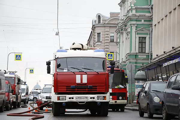В Петербурге сгорел рефрижератор с телами умерших от коронавируса