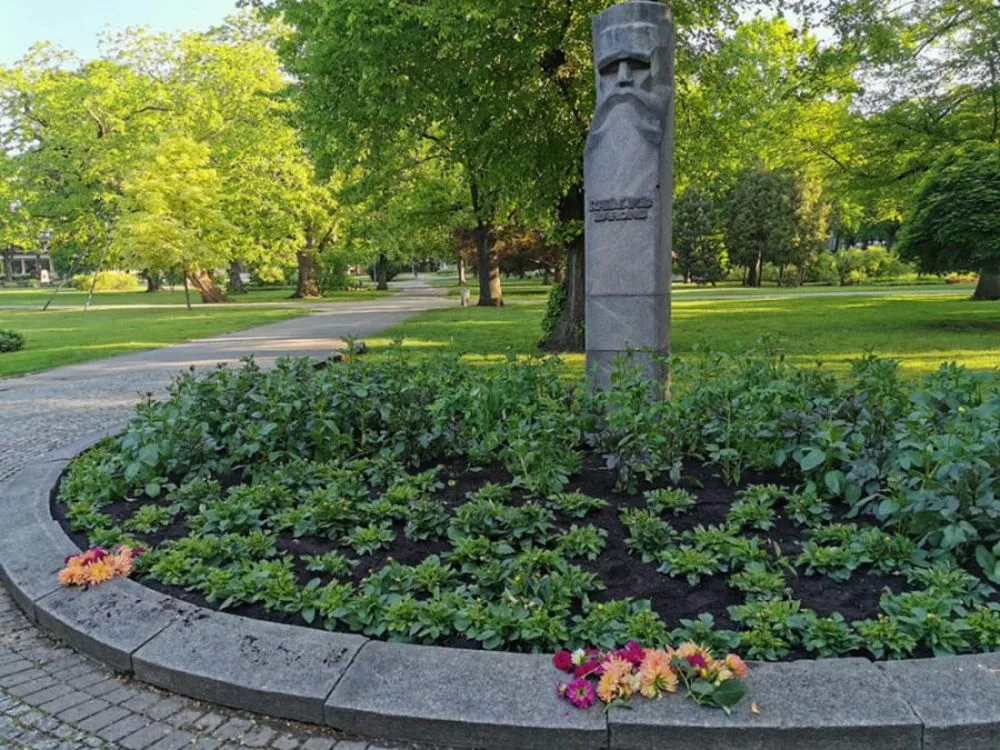 Рижане в шоке: Верманский парк изуродовали на глазах