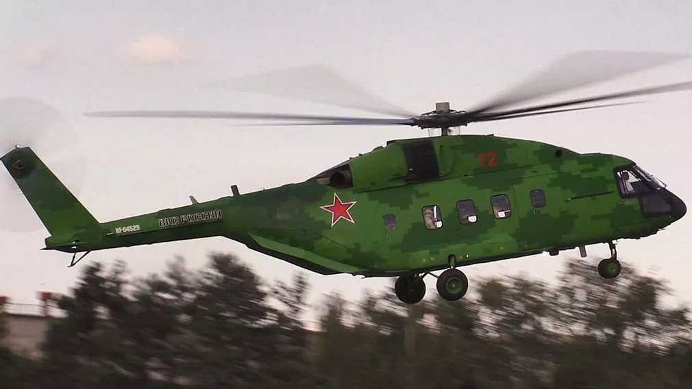 В Подмосковье военный вертолет совершил экстренную посадку на трассу