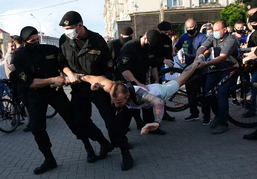Сотни задержанных на протестах в Минске сообщили о жестоком обращении