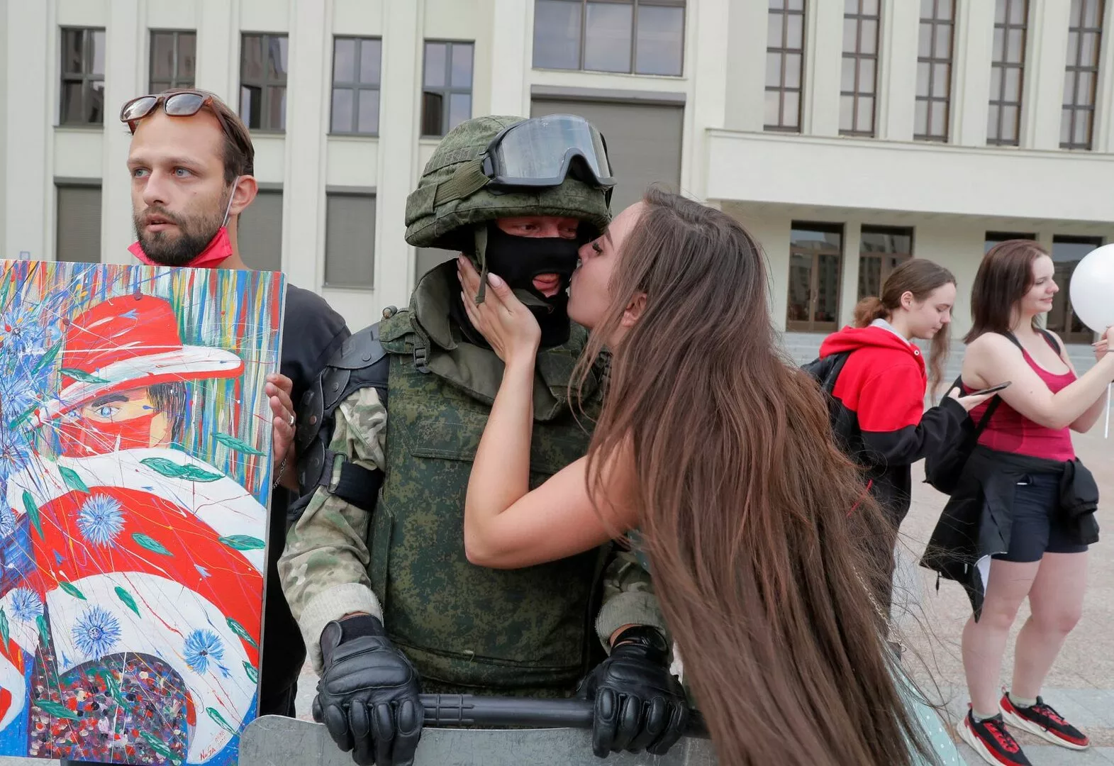 Девушки кинулись целовать омоновцев, опустивших щиты перед протестующими в Минске