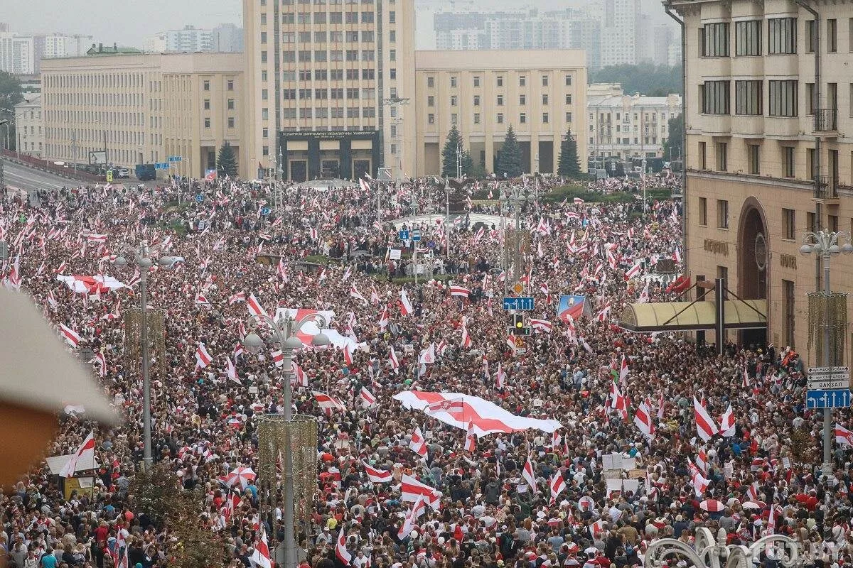 В Минске прошёл 100-тысячный митинг протеста против Лукашенко