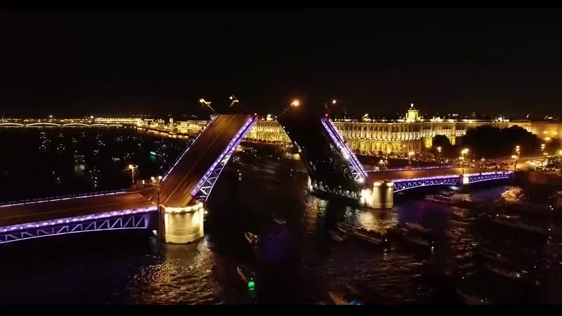 В Петербурге Дворцовый мост развели под песни Цоя и показали его портрет над Невой (ВИДЕО)