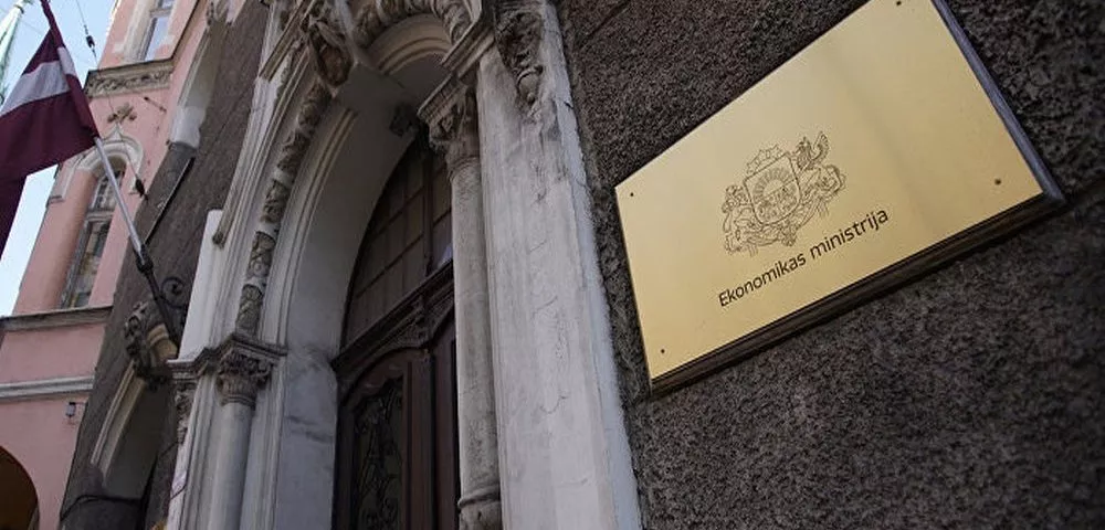 Отремонтировали фасад Минэкономики, осень, дожди — нужен ремонт крыши и про балконы забыли — придется ломать фасад