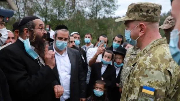 Паломничество под угрозой: тысячи хасидов застряли на границе Украины с Белоруссией