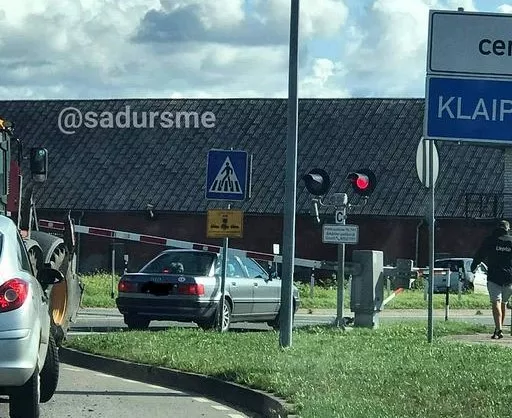У водителя Audi день явно не задался: в Лиепае шлагбаум опустился прямо на крышу автомобля