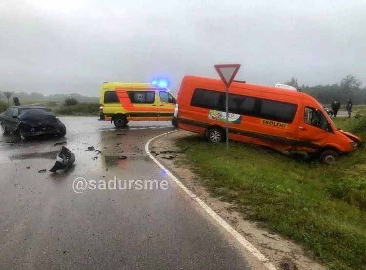 На дороге Рига-Эргли столкнулись BMW и школьный микроавтобус (фото)