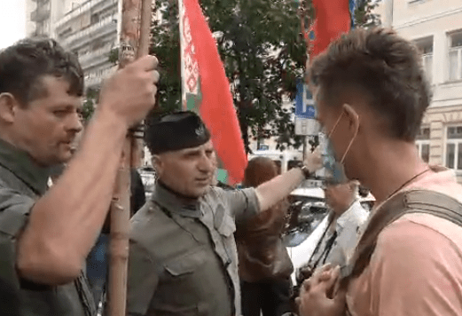Польские националисты на улицах Варшавы агитируют за Лукашенко. Не верите? Смотрите Дудя (ВИДЕО)