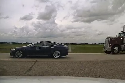 Tesla со спящим водителем попыталась «сбежать» от полиции