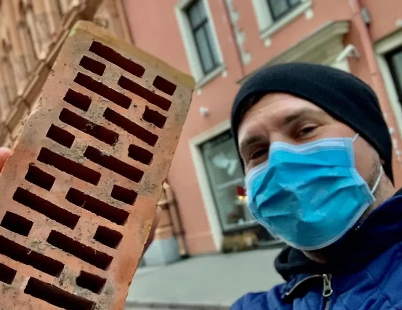 “Меня не коснется, но я солидарен”: Бусулис объяснил, почему участвовал в “кирпичной акции” у Сейма