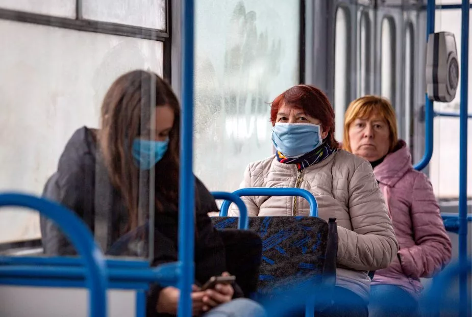 Полиция провела внезапные рейды в общественном транспорте: ловила лиц без масок