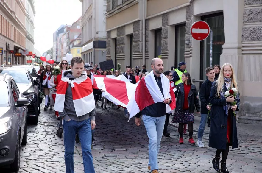 В поддержку белорусских женщин: в шествии приняли участие более 60 человек (фото)