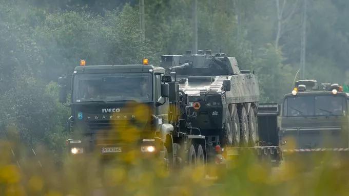 Уступи дорогу! В Латвии началось передвижение военной техники