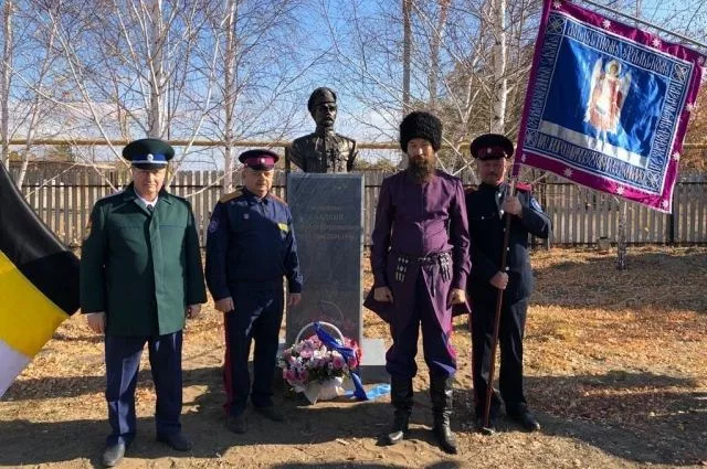 В Оренбуржье установили бюст белого полковника, победившего Чапаева