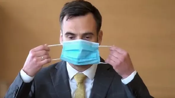 Стакис показал, как надевать защитную маску для лица (ВИДЕО)