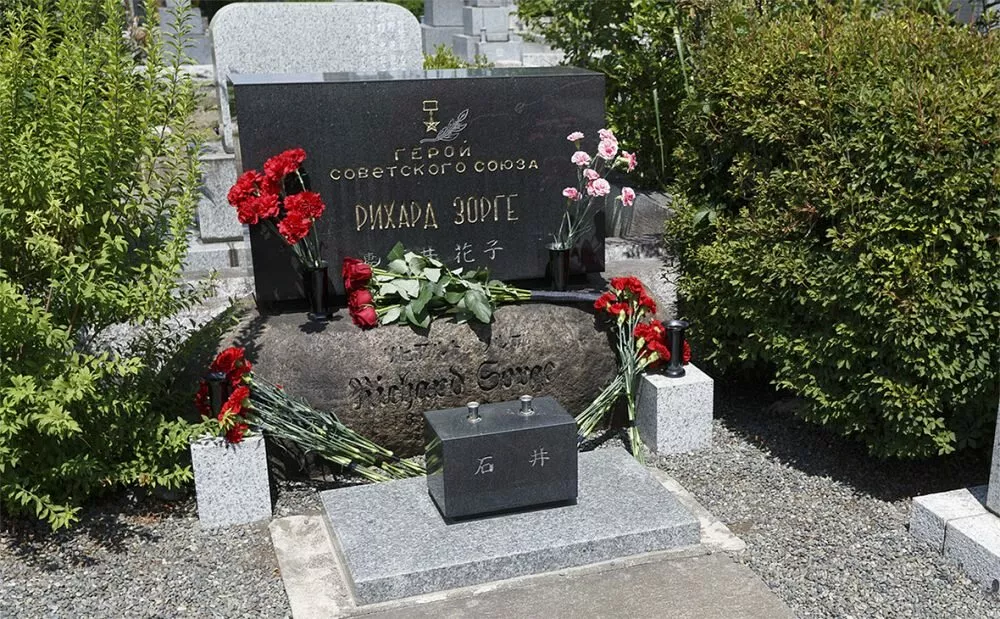 Посольство России в Токио получило права на могилу разведчика Зорге