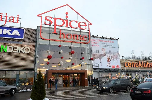 Они не наши! Торговый центр Spice открестился от Деда Мороза со Снегурочкой в кокошнике