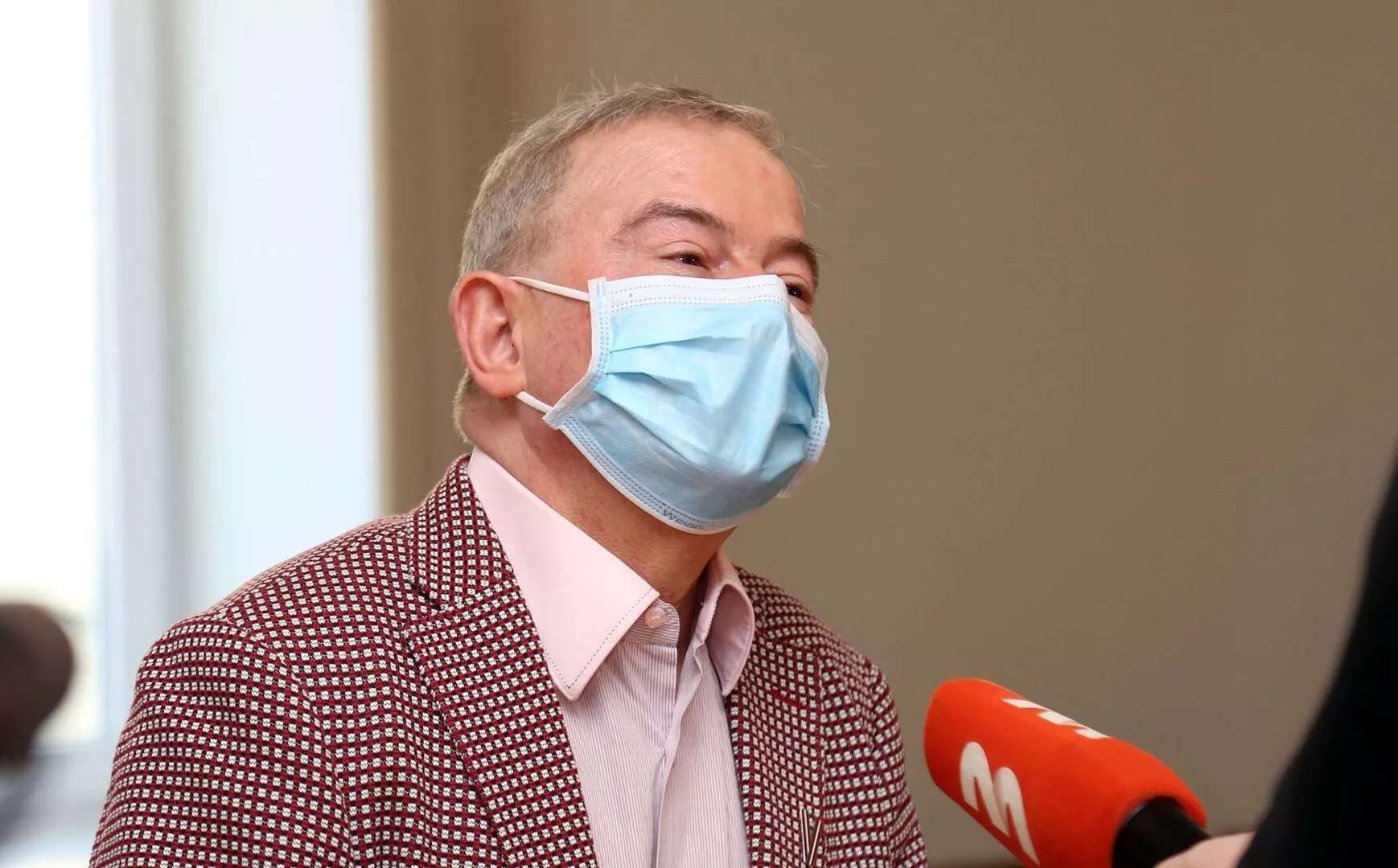 Не имели права отказывать в бустерной вакцинации: Лембергс требует компенсацию в размере 10 000 евро