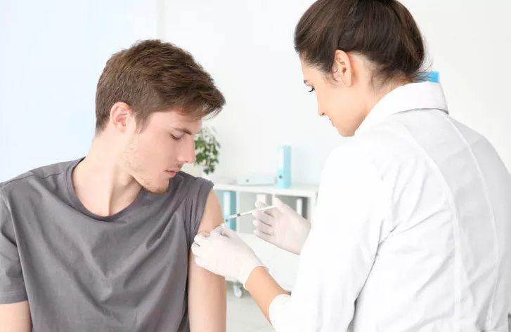 Платить за вакцинацию? Правительство уже серьезно рассматривает способы мотивации населения