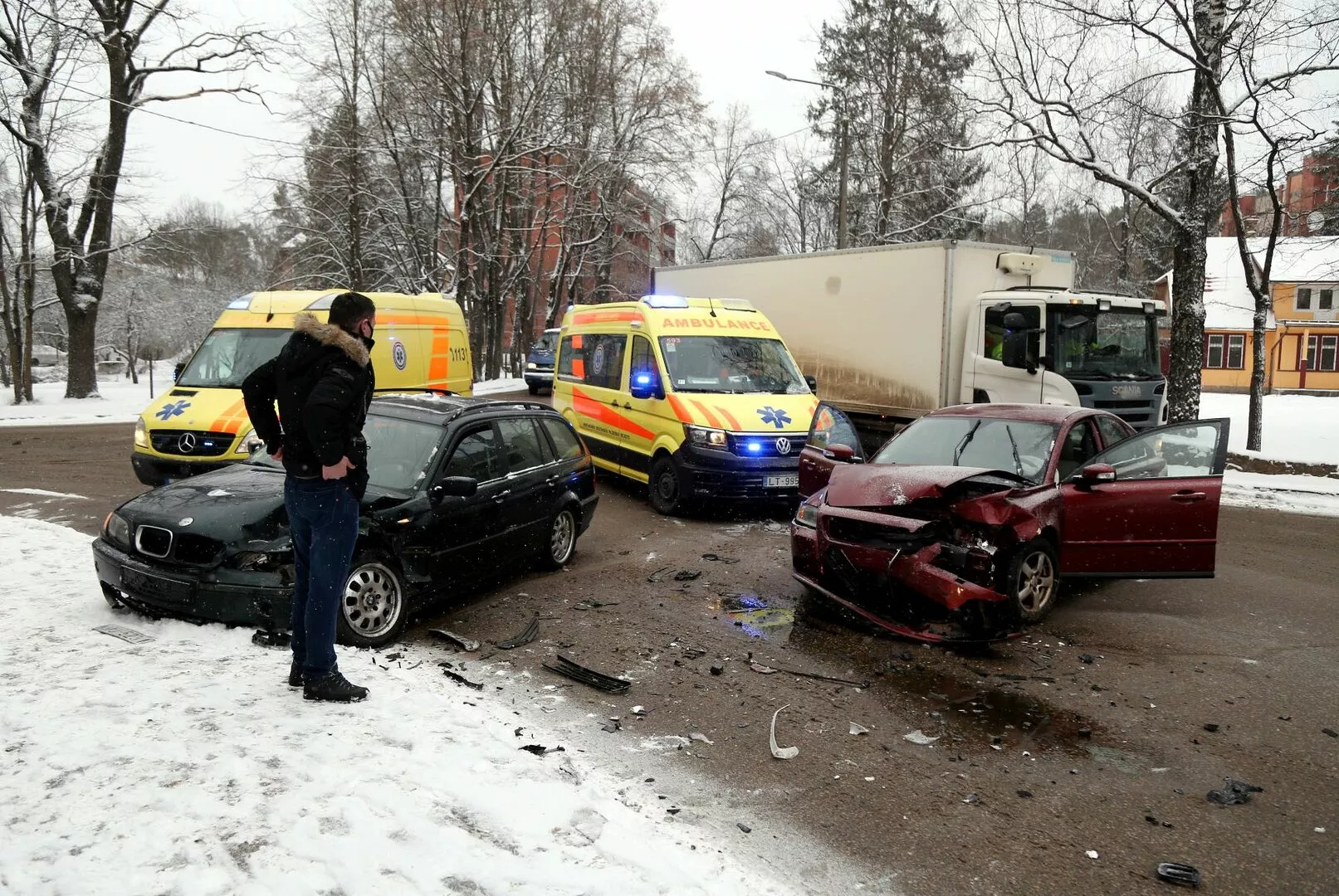 В столкновении двух машин пострадали три человека