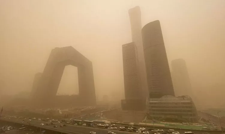 Пекин накрыло сильнейшей пыльной бурей (ФОТО, ВИДЕО)