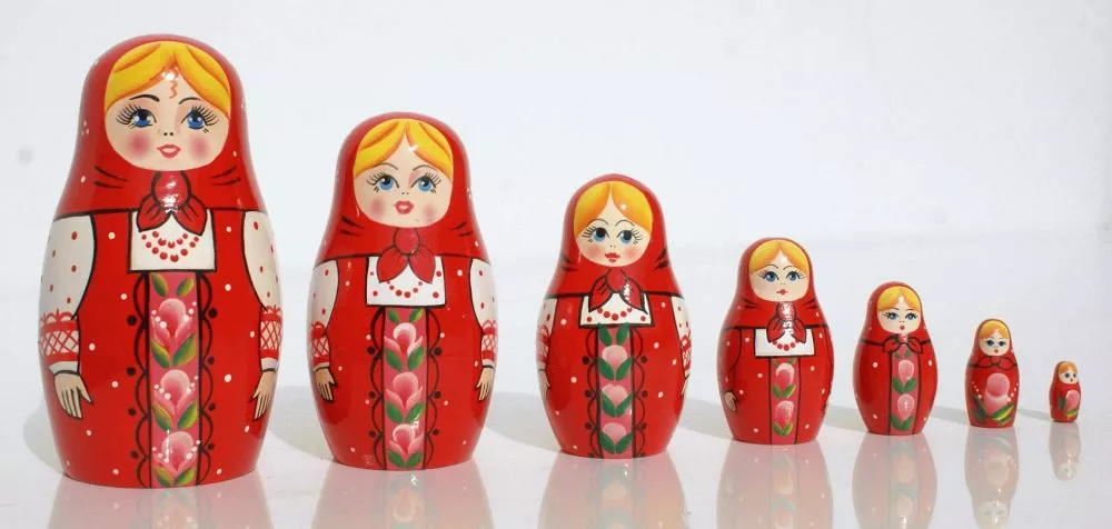 «Визитная карточка Риги. Фу…» — в Старом городе до сих пор торгуют матрешками (ФОТО)