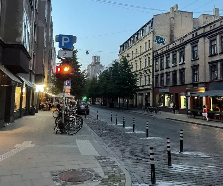 Огородили столбиками места для инвалидов: Мурниеце в шоке от происходящего в Риге