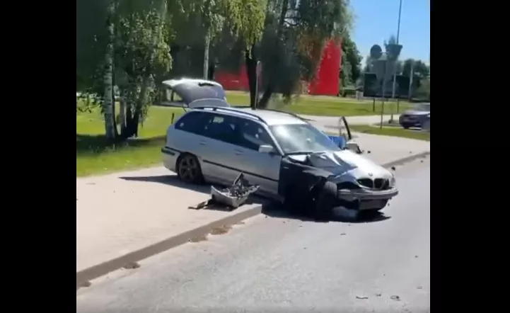 Глухонемой водитель снес знак: «пьяное» ДТП в Зиепниеккалнсе (ВИДЕО)