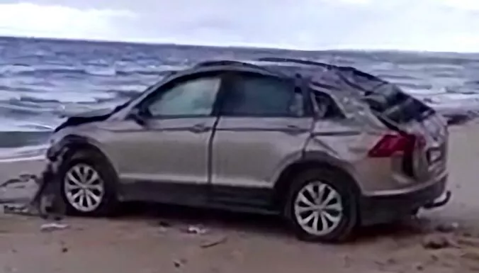 На пляже в Юркалне найдена разбитая машина: водитель погиб (ВИДЕО)
