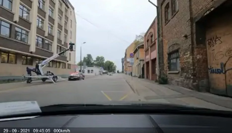 Работник не справился с управлением крана и «уронил» световую коробку на припаркованную рядом машину (ВИДЕО)