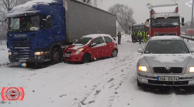В Плявниеках авария из 4 машин парализовала движение на одной из главных улиц (ФОТО)