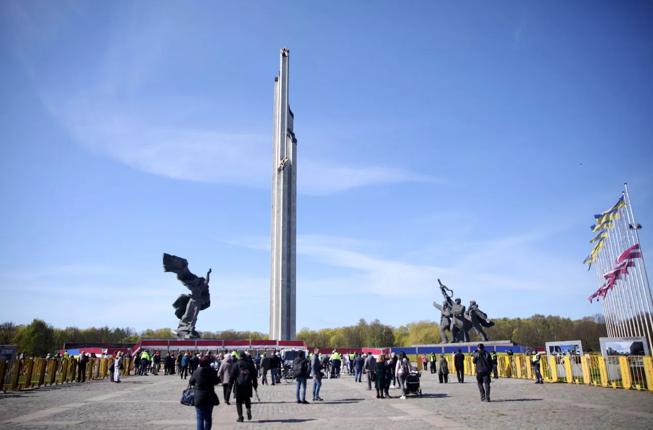 СГБ предлагает запретить шествие Русского союза Латвии в защиту памятника в Пардаугаве