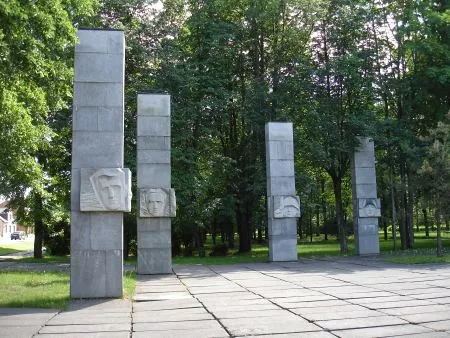 В Екабпилсе тоже планируют снести памятники советским воинам