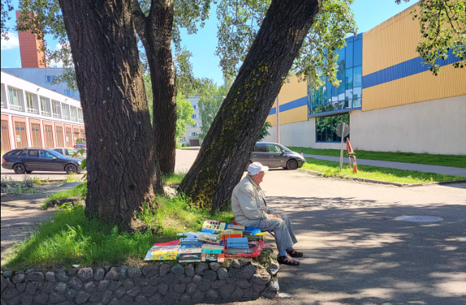 Помогайте старикам, им сейчас тяжело: в Кенгарагсе пенсионер ради выживания продаёт старые книги