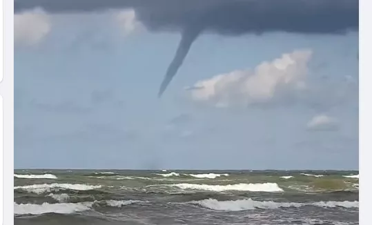 Впечатляющее природное явление: в Лиепае сегодня замечен водяной смерч (ФОТО, ВИДЕО)