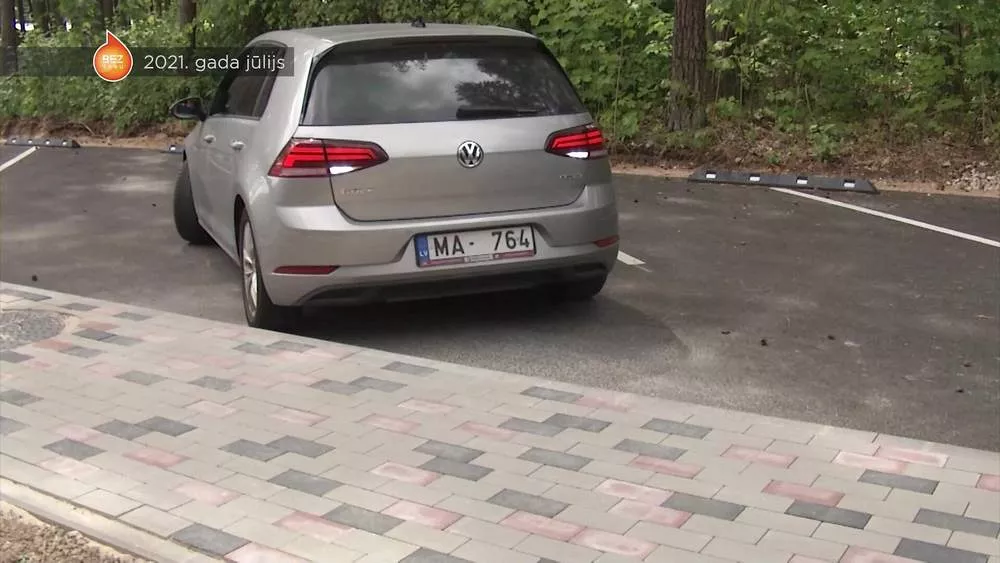 Новая парковка в Саулкрасты неудобная и опасная, но власти города собираются сделать ее платной