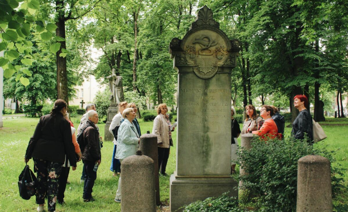 Привыкайте к земле! Рижская дума организовала для пенсионеров оздоровительные прогулки по кладбищам