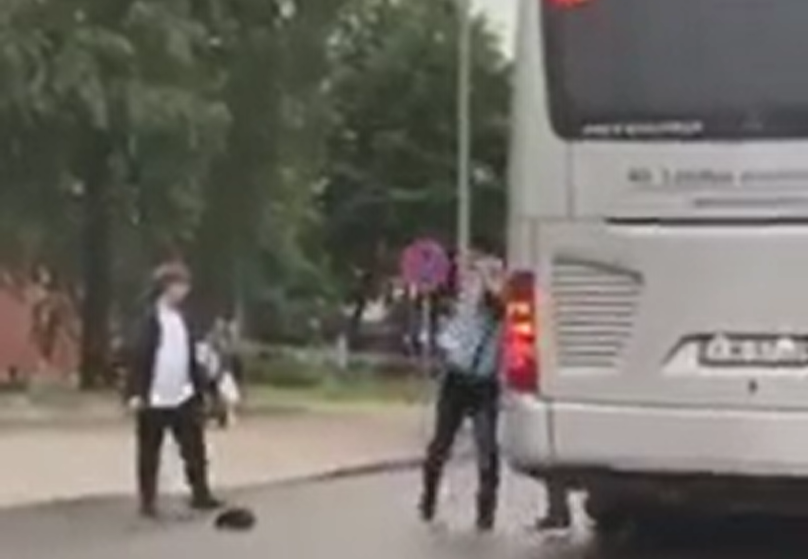 А полиция даже не в курсе: за что водитель автобуса в Лиепае избил подростка?