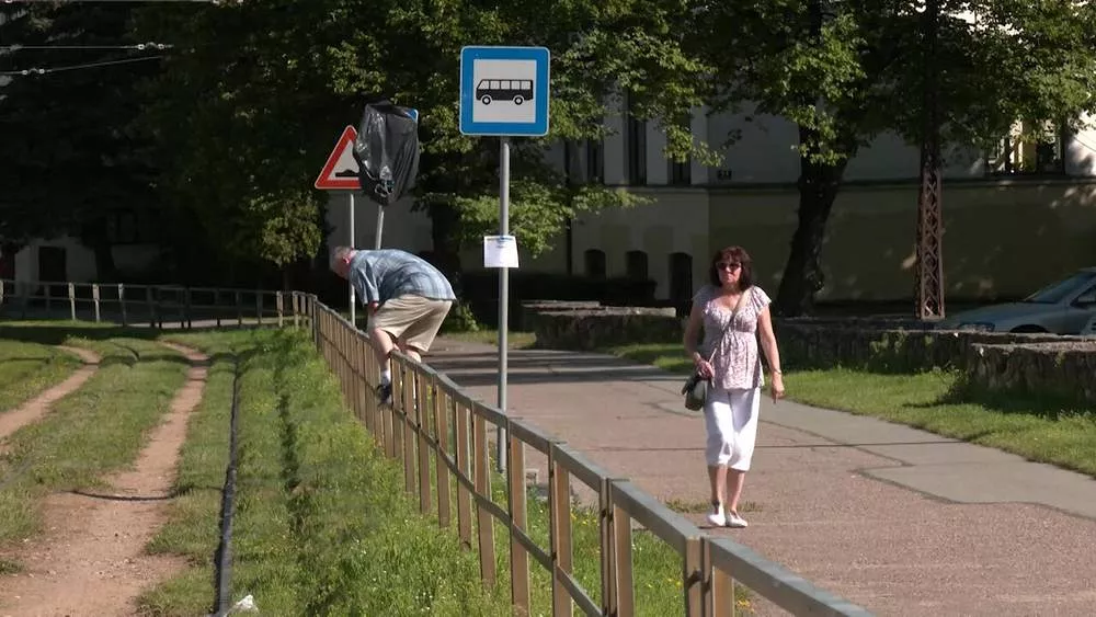 Маршрут только для спортсменов? Чтобы сесть в автобус на Саркандаугаве, приходится преодолеть барьер