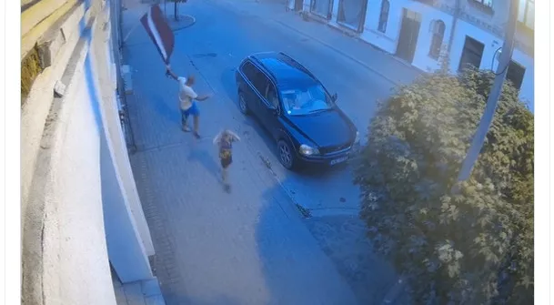 В поле зрения полиции попал очередной «срыватель» флагов: на этот раз латвийского (ВИДЕО)