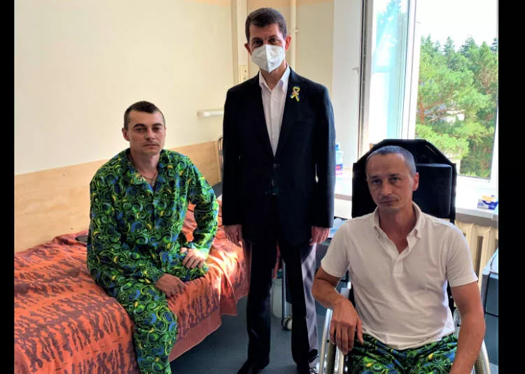 Посол Украины в Латвии навестил украинских военных в больнице Biķernieki