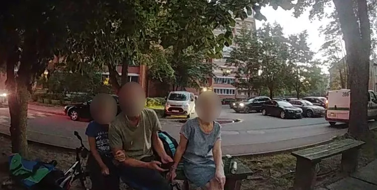 Полиция в Чиекуркалнсе задержала крайне неадекватных родителей: пьянствовали с ребенком