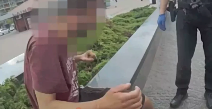 Нож вам под ребро! В центре Риги пьяный кидался на полицейских
