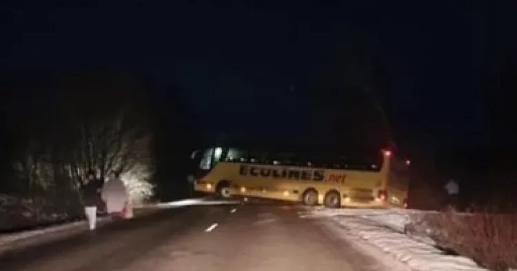 Возле Рауны автобус «Ecolines» соскользнул в кювет: подробности